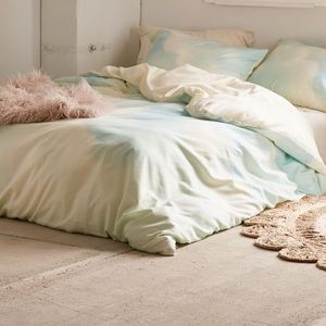 Sky duvet coverlet (king) and one standard sham